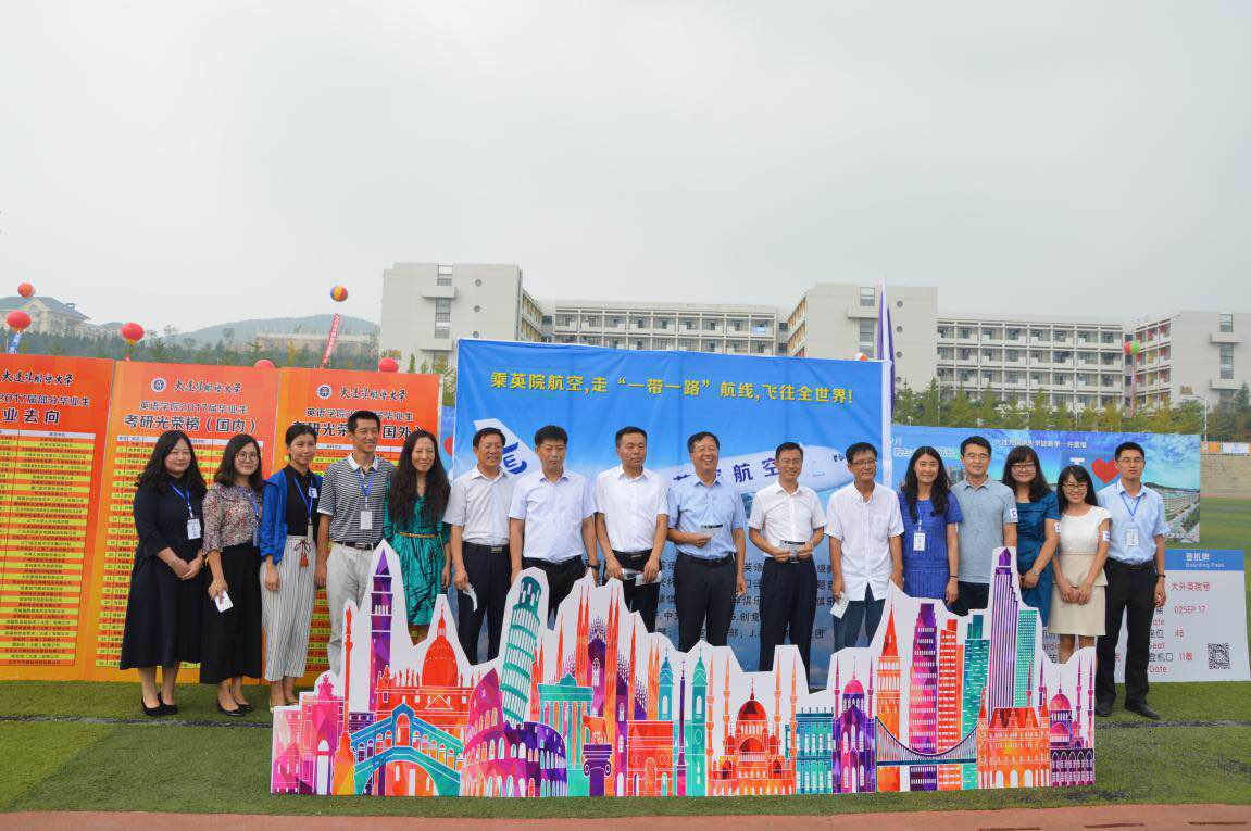 校领导与娱乐游戏平台大全
迎新工作人员合影.jpg